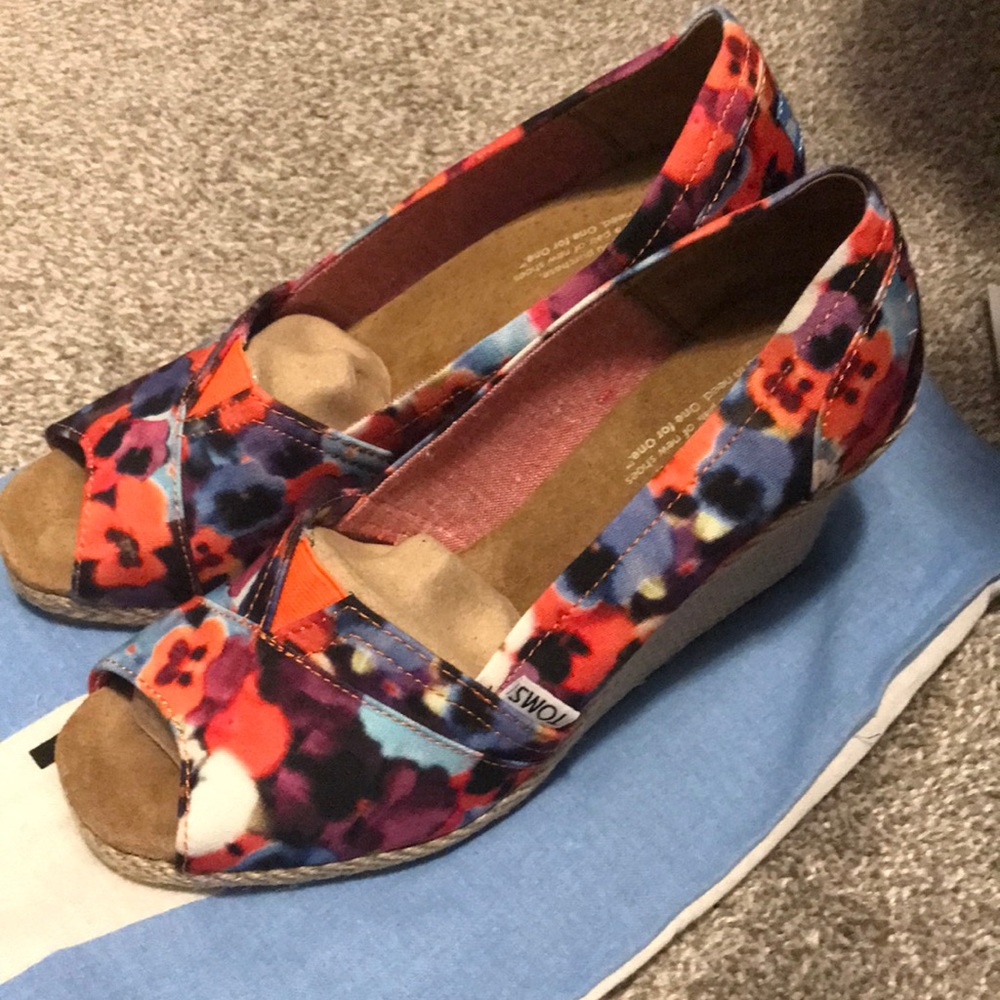 NWT TOMS Floral Multi-Colour Wedge Sandals